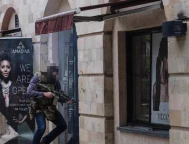 Ναϊρόμπι: Αυτός είναι ο άγνωστος με το τζιν παντελόνι που έσωσε δεκάδες ανθρώπους από τρομοκράτες